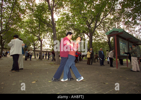 Persone mature in ballo nel parco, Pechino, Cina Foto Stock