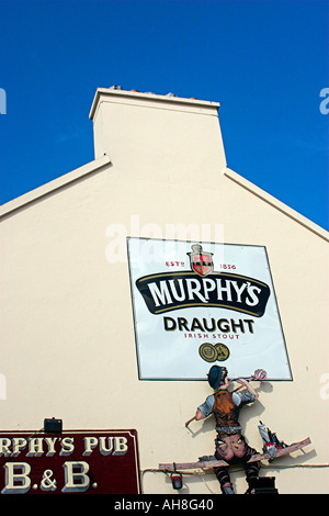 L'Irlanda Contea di Kerry Dingle un grande segno pubblicità Murphys stout sul lato di un pub a Dingle Foto Stock