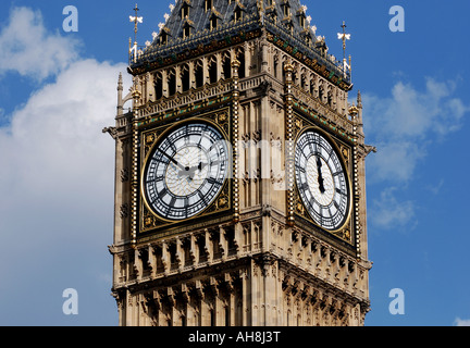 Big Ben con orologi che mostra diverse volte, London, England, Regno Unito Foto Stock