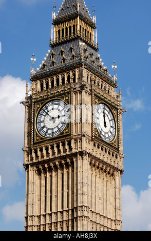 Big Ben con orologi che mostra diverse volte, London, England, Regno Unito Foto Stock