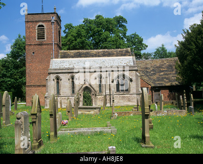 SWETTENHAM CHESHIRE England Regno Unito giugno guardando attraverso il sagrato della chiesa verso la chiesa di St Peters che è oltre 700 anni Foto Stock