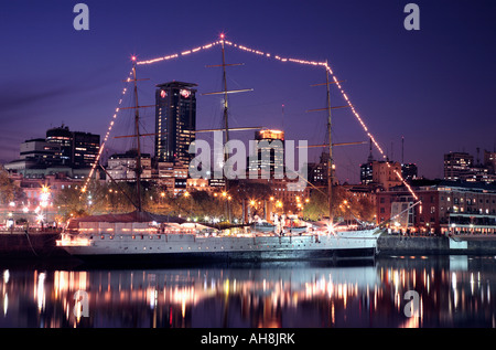Fregata Sarmiento con luci al crepuscolo, skyline con edifici della città, a Puerto Madero Buenos Aires Foto Stock