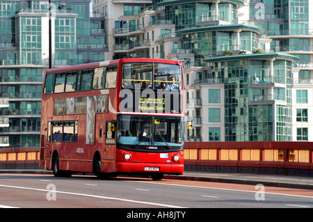 Autobus da Vauxhall Bridge con San George Wharf dietro, London, England, Regno Unito Foto Stock
