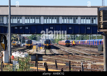 I treni elettrici stabulati da Clapham Junction stazione ferroviaria, London, England, Regno Unito Foto Stock