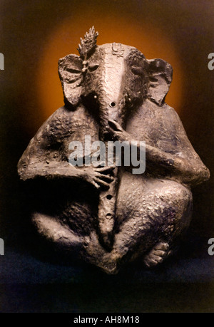 Arte Scultura Signore Ganesh testa di elefante dio Krishna in forma giocando flauto Foto Stock