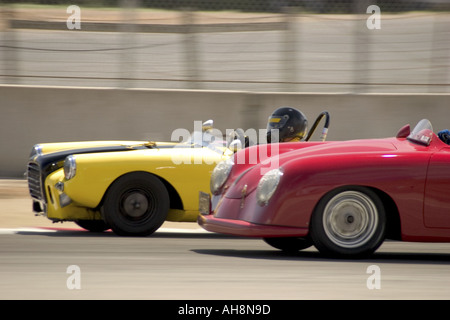 Racing Cars passando Monterey Historic gare automobilistiche Foto Stock