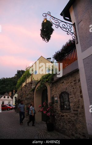 Chi entra in un heurigen in serata nella città di Spitz an der Donau regione di Wachau Austria Foto Stock