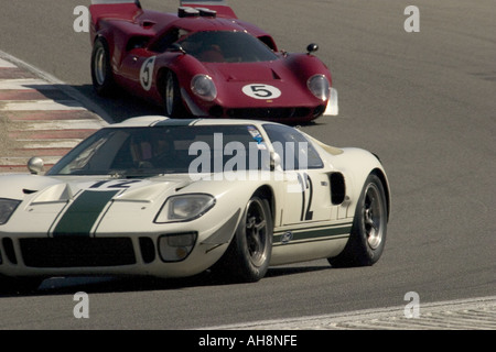 1966 Ford GT40 1967 Lola T 70 GT Monterey Historic gare automobilistiche Foto Stock