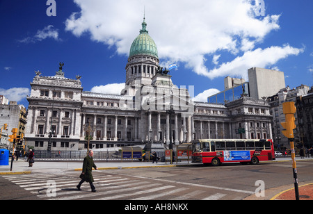 Argentina Congresso Nazionale con street, bus e gente che cammina, Buenos Aires, Argentina Foto Stock