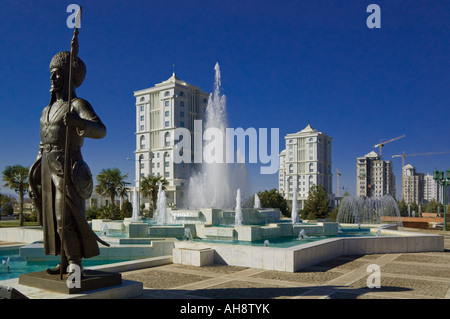 Statua del guerriero nomade in zona ricreativa del nuovo distretto di Aşgabat, Turkmenistan Foto Stock