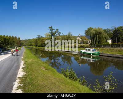 Pista ciclabile lungo il Canal du Nivernais a Vincelles a sud di Auxerre Yonne Francia Foto Stock