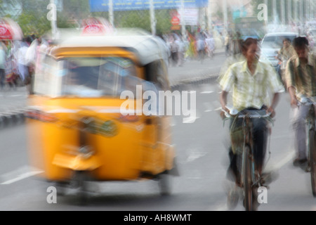 Il traffico nel traffico e il trambusto della vita di strada a Chennai, in India un Foto Stock