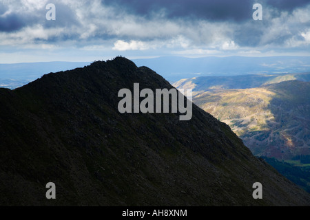 Bordo di estensione accanto a Helvellyn montagna alta collina a piedi nella regione dei laghi, Cumbria il Lake District UK Foto Stock