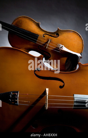 Musica ritmo classico gioco giocatore stringa strumento strumentista strumentale Symphony orchestra tunes di teoria della musica concert dir Foto Stock