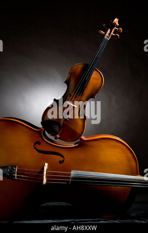 Musica ritmo classico gioco giocatore stringa strumento strumentista strumentale Symphony orchestra tunes di teoria della musica concert dir Foto Stock