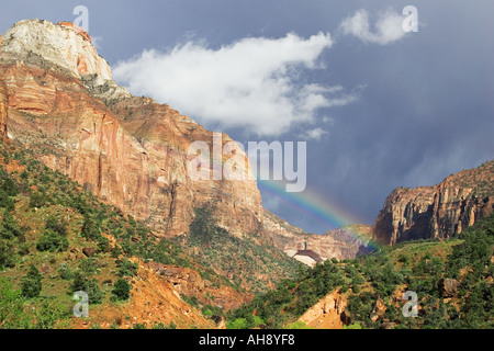 Rainbow su Sion Cayon Zion National Park nello Utah Foto Stock