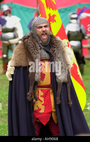 Owain Gianfranco personaggio indossare pellicce a ri emanazione di una battaglia medievale a Cosmeston Borgo Medievale South Wales UK Foto Stock