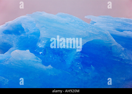 Close up di bella blu classico iceberg si trovano tipicamente vicino a Narsaq contro pioggia cielo grigio sulla costa ovest della Groenlandia Foto Stock