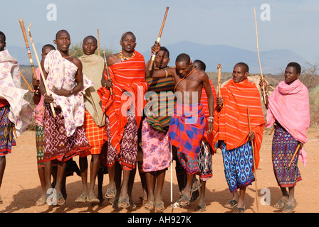 Un gruppo di Samburu uomini ballare vicino a Samburu Riserva nazionale del Kenya Africa orientale Foto Stock