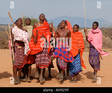 Un gruppo di Samburu uomini ballare vicino a Samburu Riserva nazionale del Kenya Africa orientale Foto Stock