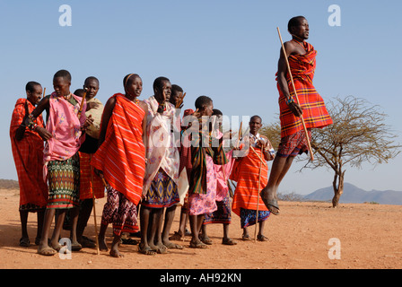 Un gruppo di Samburu uomini ballando e saltando nei pressi di Samburu Riserva nazionale del Kenya Africa orientale Foto Stock