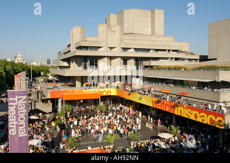 Pomeriggio vista sul Teatro Nazionale sulla riva sud del Tamigi a Londra. Foto Stock
