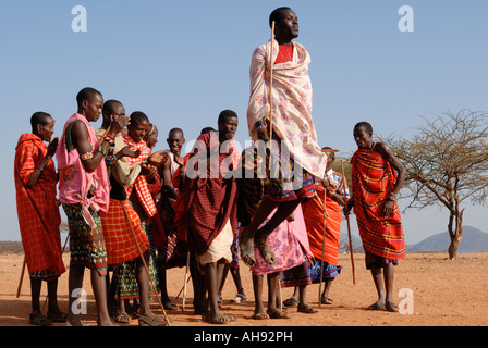 Un gruppo di Samburu uomini ballando e saltando nei pressi di Samburu Riserva nazionale del Kenya Africa orientale Foto Stock