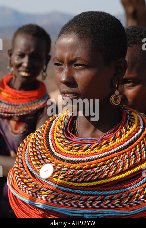 Un attraente giovane Samburu donna in abito tradizionale nei pressi di Samburu Riserva nazionale del Kenya Africa orientale Foto Stock