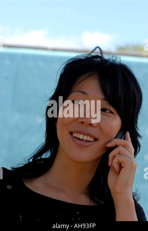 Donna che parla al telefono Foto Stock