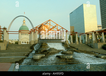 St Louis nel Missouri downtown Gateway per la West Arch e Old Court House dove il Dred Scott Caso di successo Foto Stock