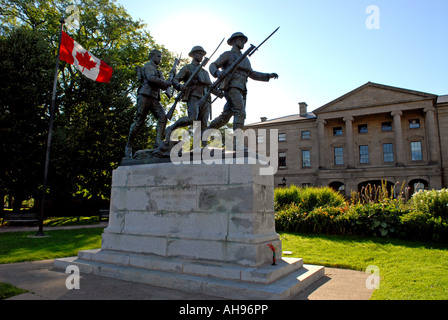 Monumento ai caduti in guerra di fronte alla Provincia casa Charlottetown Prince Edward Island in Canada Foto Stock