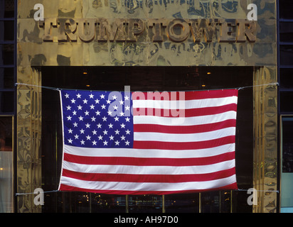 Noi bandiera drappeggiato davanti alla quinta avenue ingresso al Trump Tower Foto Stock