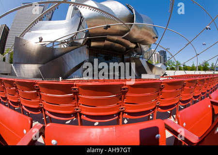 ILLINOIS Chicago Pritzker Pavilion e area con posti a sedere in Millennium Park Frank Gehry righe di design di sedie rosse trellis overhead Foto Stock