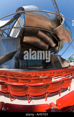 ILLINOIS Chicago Pritzker Pavilion e area con posti a sedere in Millennium Park Frank Gehry design sedie in fila fase chiuso Foto Stock