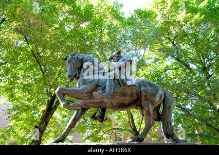 Cavalcata notturna di Paul Revere statua in Boston North End. Foto Stock