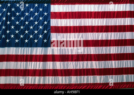 Bandiera americana appeso a una parete Foto Stock