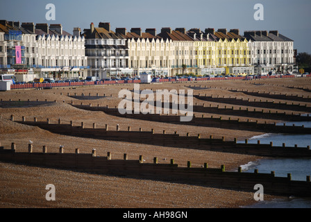 La spiaggia e il lungomare da Pier, Eastbourne, East Sussex, England, Regno Unito Foto Stock