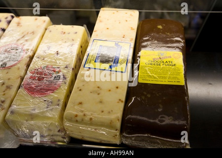WISCONSIN Milwaukee mattoni di formaggio visualizzata in caso di Mercato Pubblico di cioccolato fondente di formaggio Monterey Jack Foto Stock