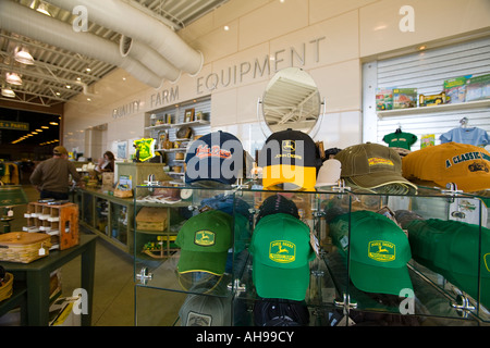 ILLINOIS Moline cappelli da baseball e gli elementi con logo per la vendita in John Deere Centro collezionisti Foto Stock