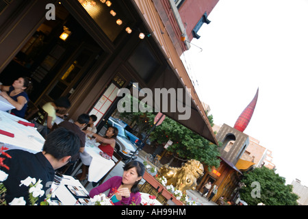 ILLINOIS Chicago Outdoor cenare presso il ristorante della libellula su Randolph Street gold lion statua Asian giovane near west side Foto Stock