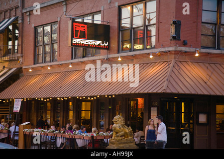 ILLINOIS Chicago Outdoor cenare presso il ristorante della libellula su Randolph Street vicino al lato ovest della città d'oro statua di Lion Foto Stock