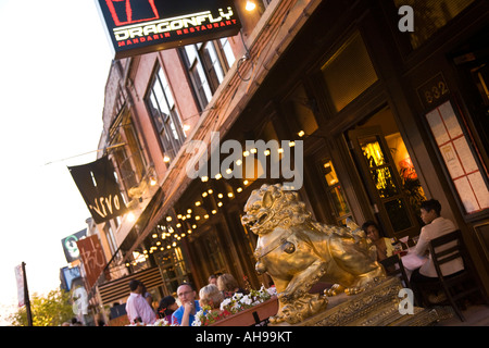 ILLINOIS Chicago Outdoor cenare presso il ristorante della libellula su Randolph Street vicino al lato ovest della città d'oro statua di Lion Foto Stock