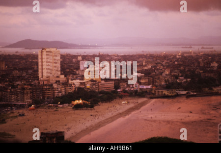 Mumbai con Chowpatty Beach in incandescente luce della sera visto dalla collina di Malabar Foto Stock