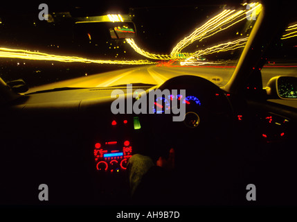Autostrada e luci cruscotto di automobile durante la guida REGNO UNITO Foto Stock