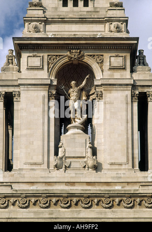 Dettagli architettonici - Scultura di Nettuno su 10 Trinity Square - il vecchio porto di Londra competente uffici - City of London Foto Stock