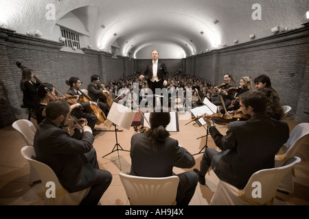 Musica ritmo classico gioco giocatore stringa strumento strumentista strumentale Symphony orchestra tunes di teoria della musica concert Foto Stock