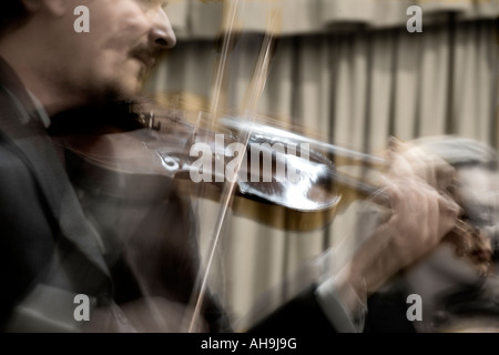 Musica ritmo classico gioco giocatore stringa strumento strumentista strumentale Symphony orchestra tunes di teoria della musica concert dir Foto Stock