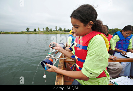 Conserva Libertyville Illinois ragazza usare il tubo per misurare gli studenti condotta acqua prove di qualità nel lago ScienceFirst summer camp Foto Stock