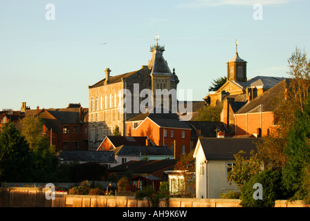 St Georges chiesa e il Municipio come visto attraverso il fiume exe nella tarda estate luce della sera Foto Stock