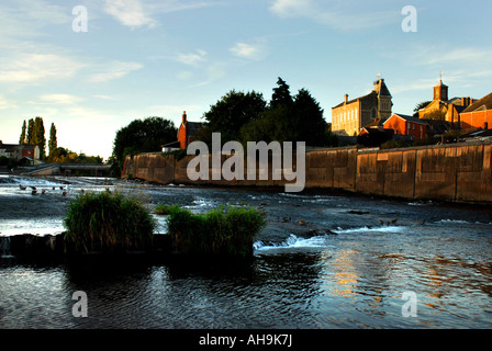 St Georges chiesa e il Municipio come visto attraverso il fiume exe nella tarda estate luce della sera Foto Stock